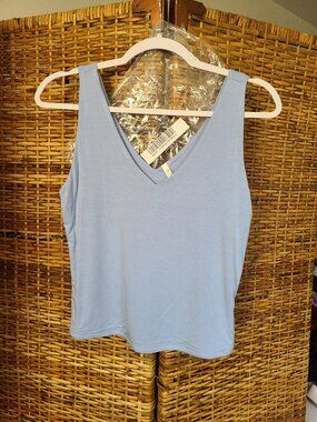 Be Cool V-neck Stretchy Tank Light Blue NEW Size Large Crop Chambray